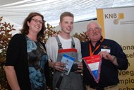 Wethouder Haagh met winnaar voegen