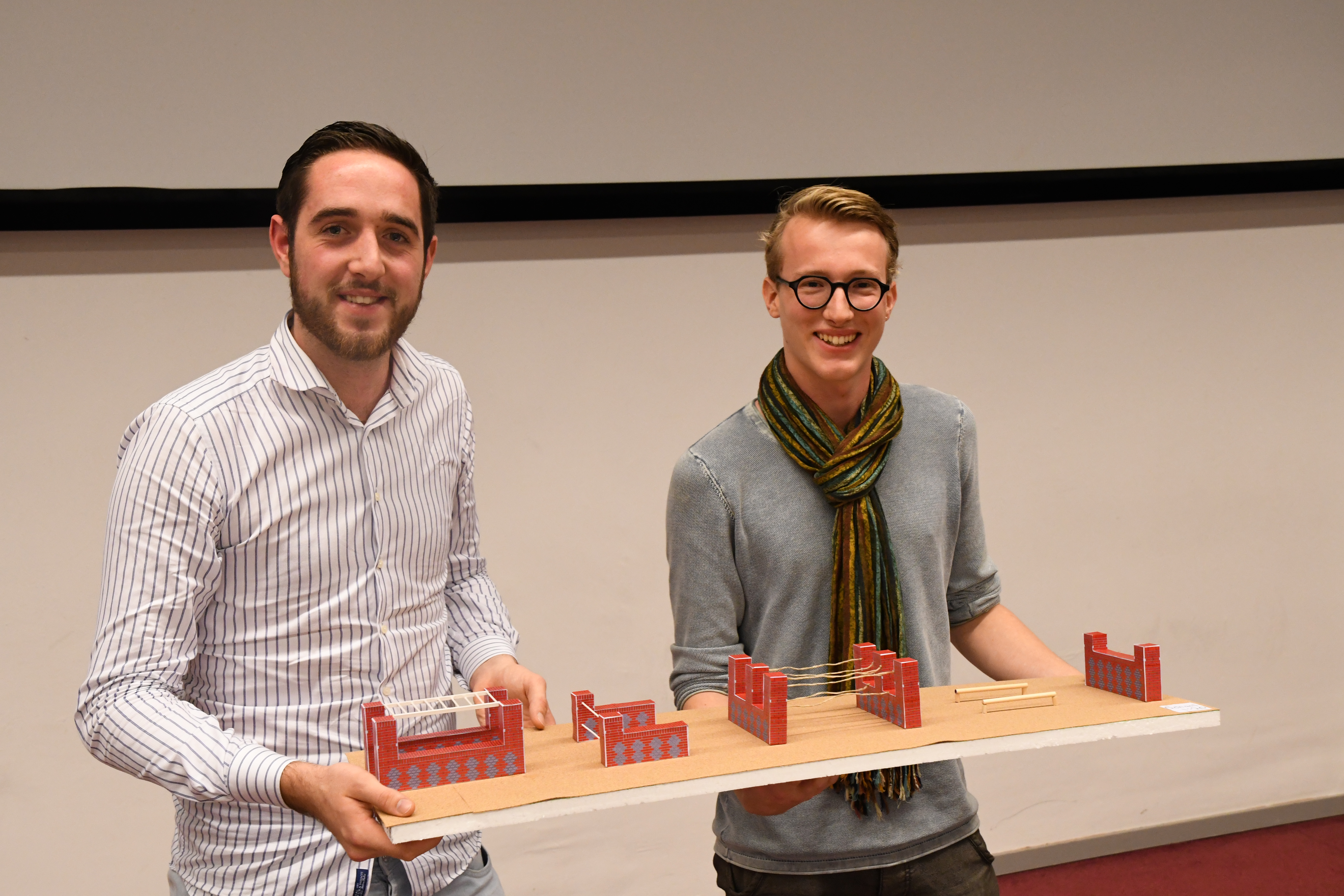 Corné de Broekert (links) en Pip Hiemstra (rechts) met hun winnend ontwerp (eerste versie)