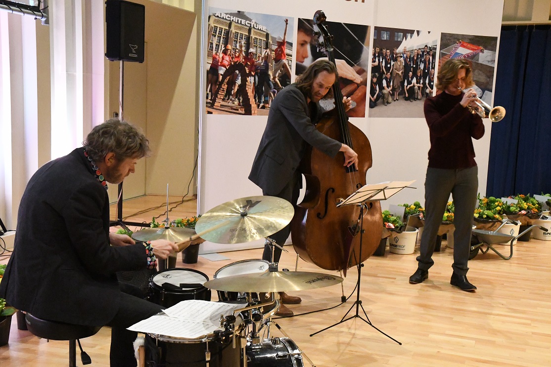 Muzikaal 'tromgeroffel' vlak voor bekendmaking winnaar(s): Ruben Drenth Trio